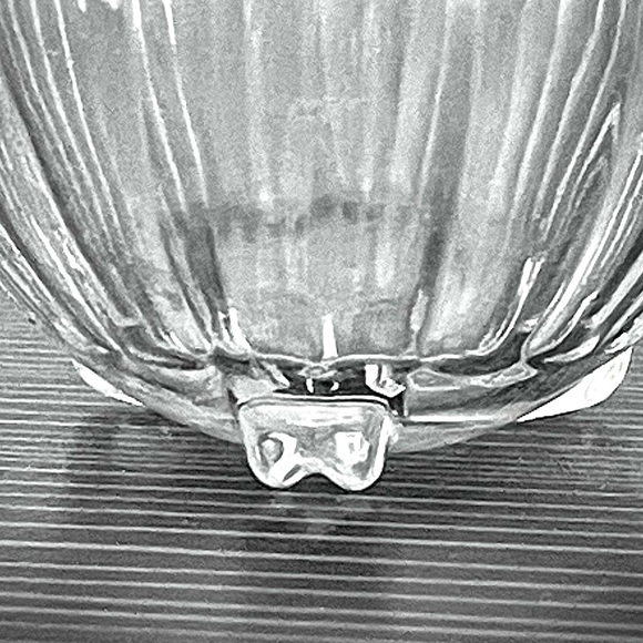 ‘DISTINCTIVE’ & VINTAGE, TRI-FOOTED, MINI ROUND GLASS ‘RING/TRINKET’ BOX… - Picture 4 of 6